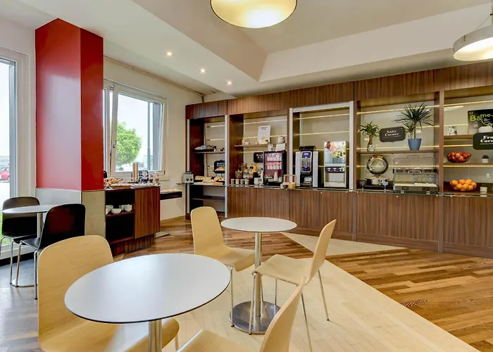 B&B Hotel Trento מלון