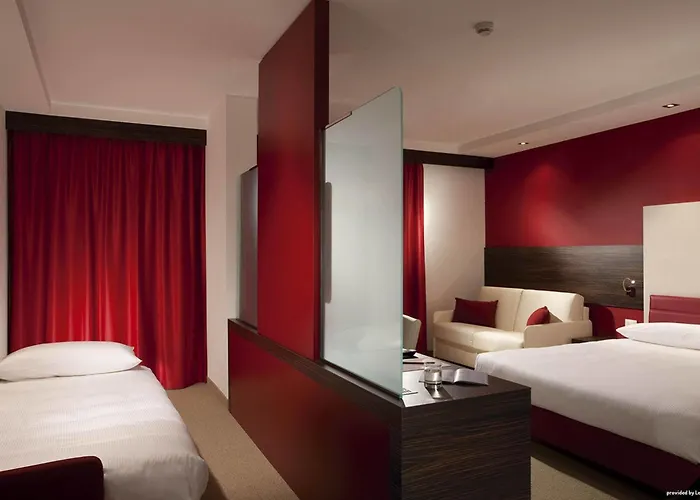 B&B Hotel Trento מלון